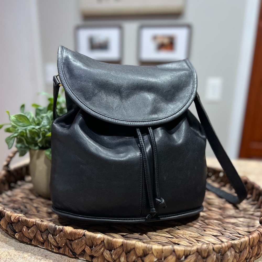 AUTHENTIC Vintage Coach Black Leather Drawstring Shoulder Pouch - 4025